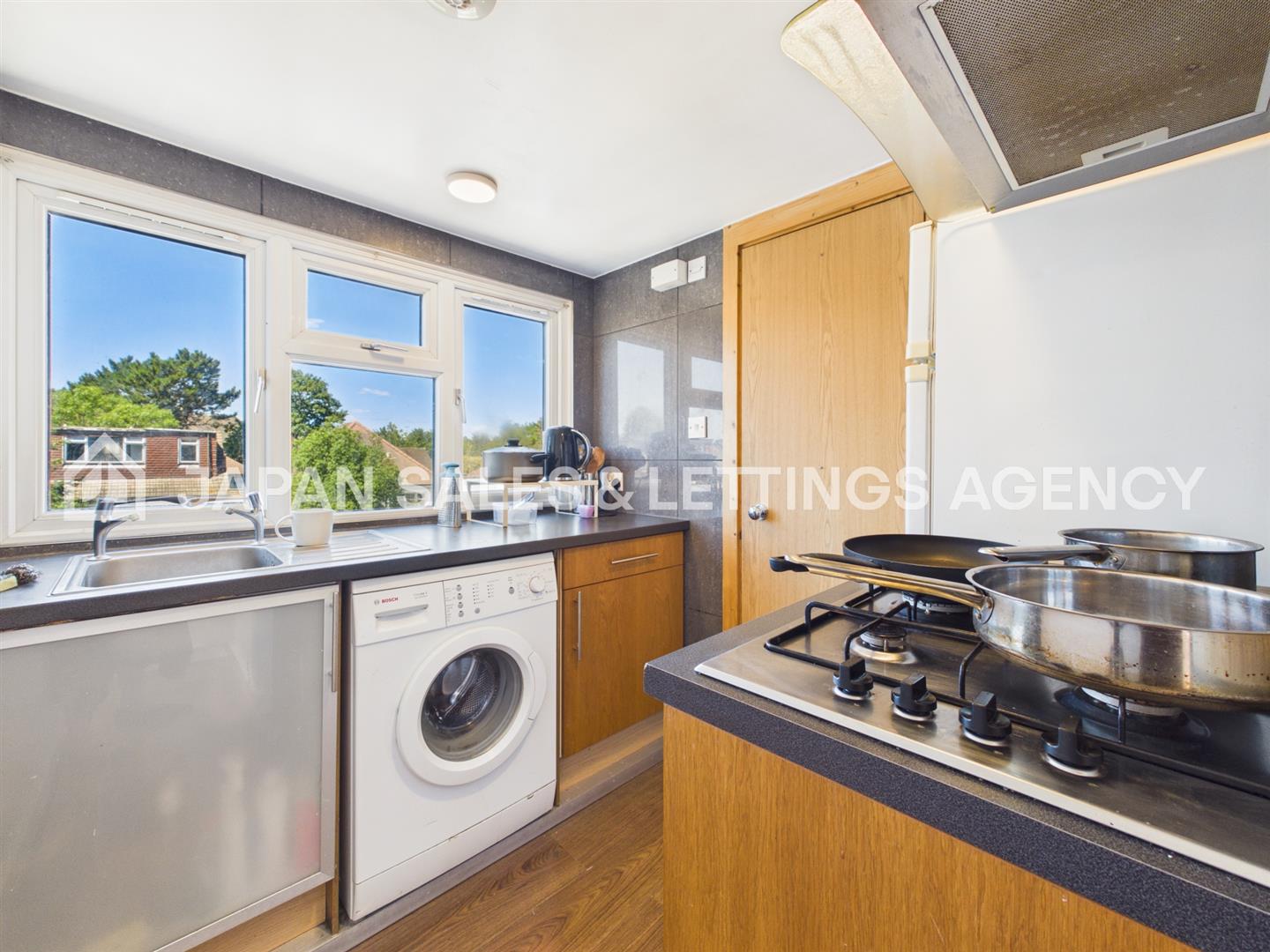 Flat Gunnersbury Lane in Greater London