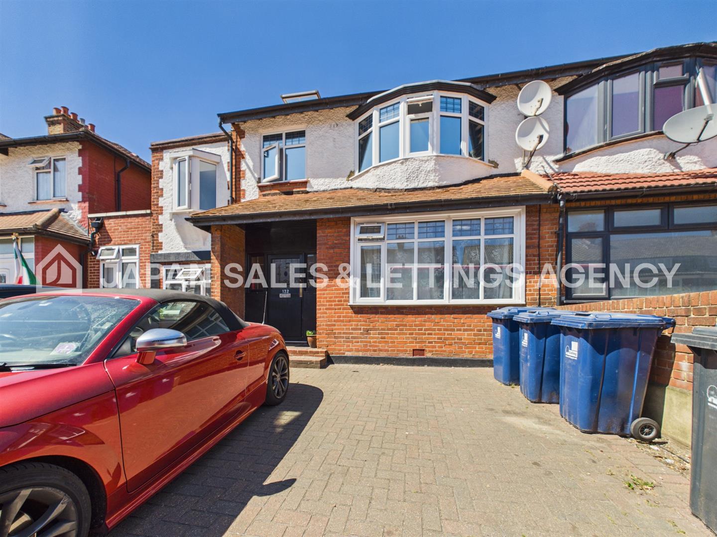 Flat Gunnersbury Lane in Greater London