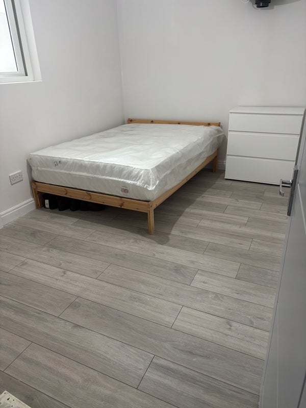 Room Montagu Crescent in Greater London