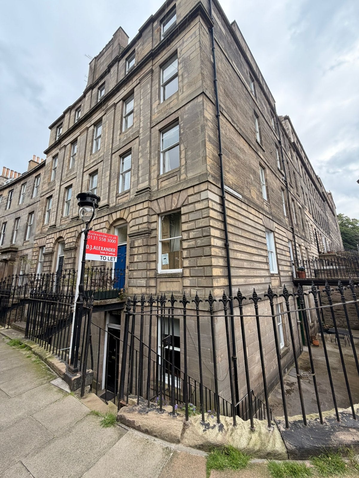 Flat Royal Crescent in City of Edinburgh