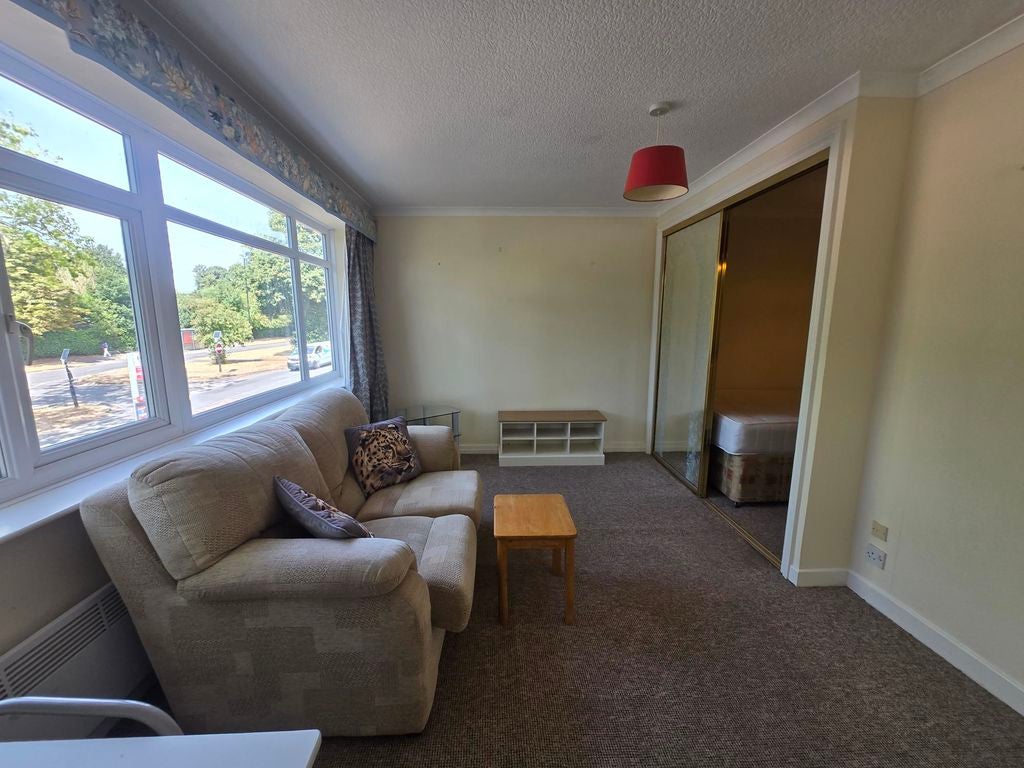 Flat Harborne Park Road in Birmingham