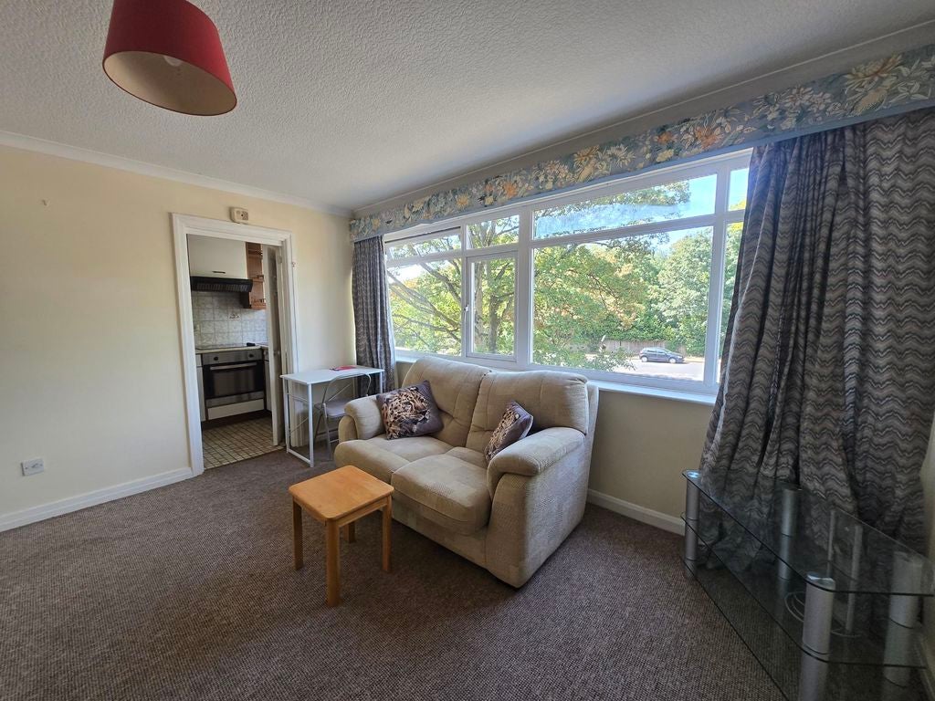 Flat Harborne Park Road in Birmingham