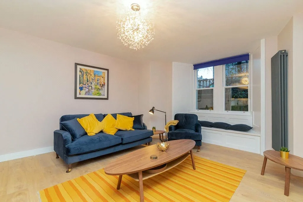 Flat Buckingham Terrace in Glasgow