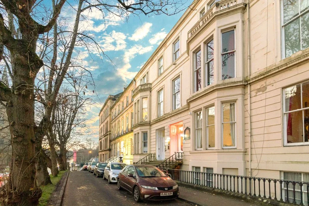 Flat Buckingham Terrace in Glasgow