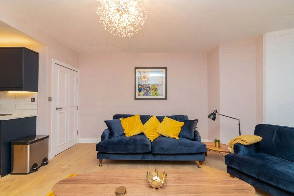 Flat Buckingham Terrace in Glasgow