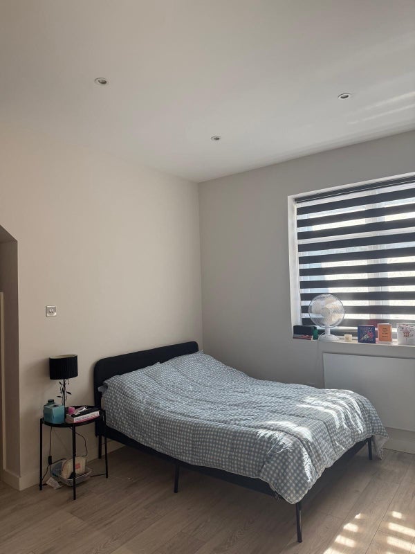 Room Gunnersbury Avenue in Greater London