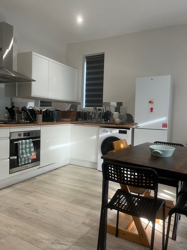Room Gunnersbury Avenue in Greater London