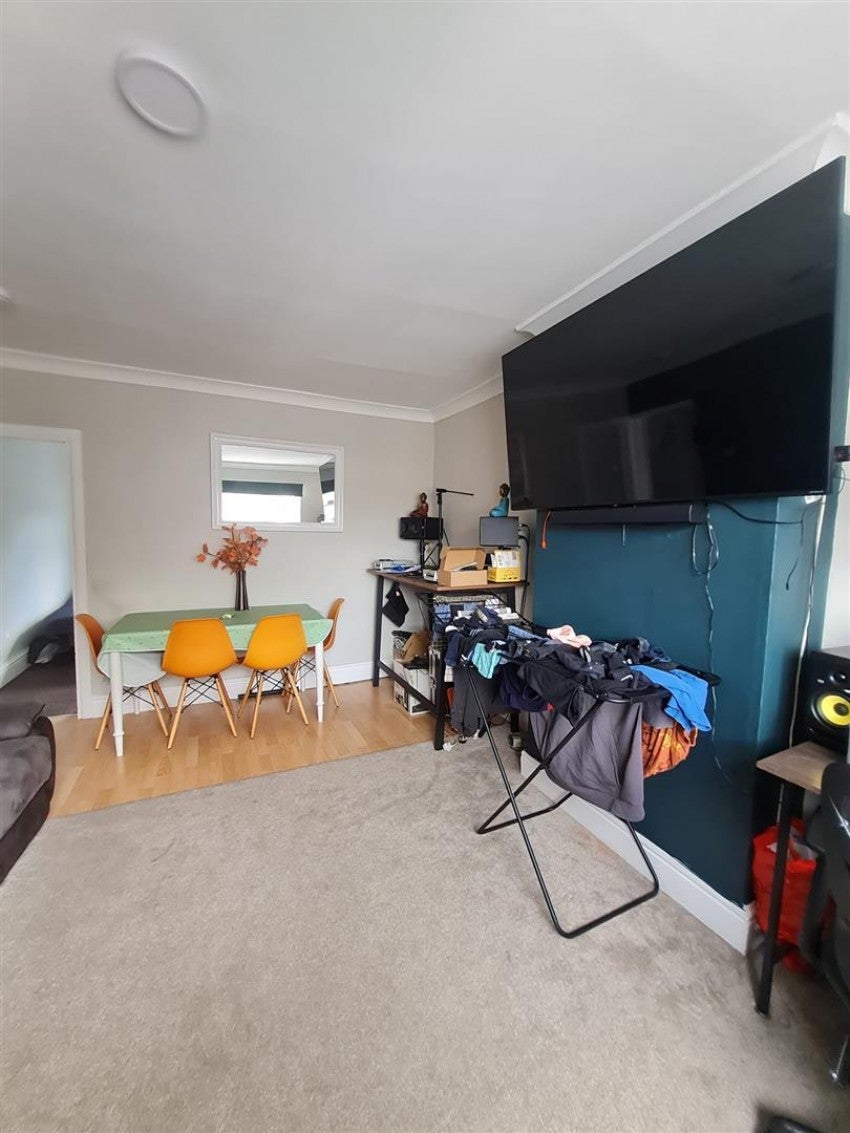 Flat Downing Street in Ashfield