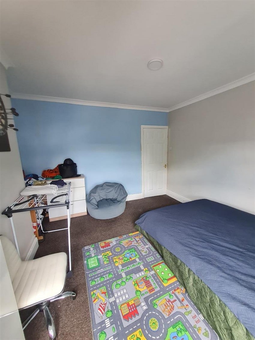Flat Downing Street in Ashfield