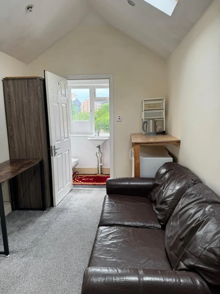 Room Carmelite Road in Greater London