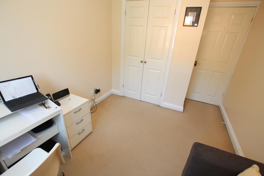 Flat Beacon Hill in Woking