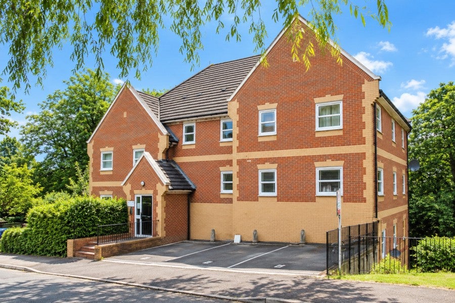 Flat Beacon Hill in Woking