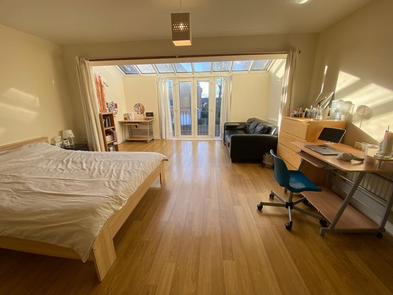 Room Edgar Wallace Close in Greater London