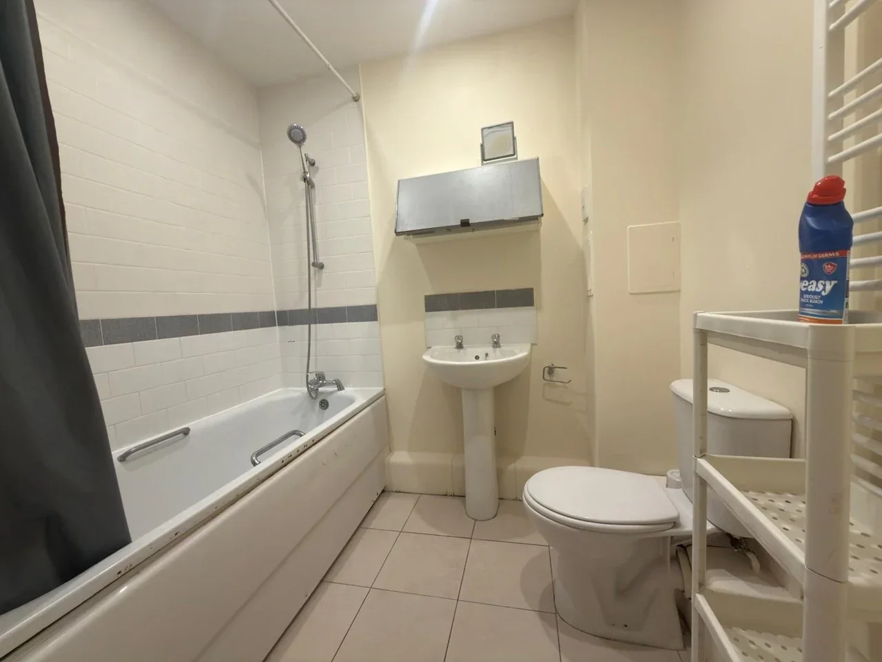 Room High Road in Greater London