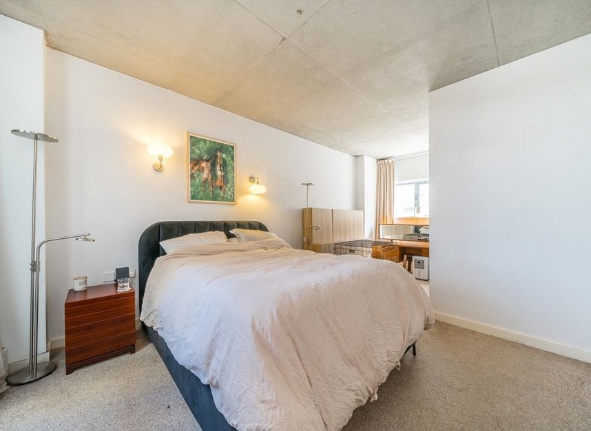 Flat Andrews Road in Greater London