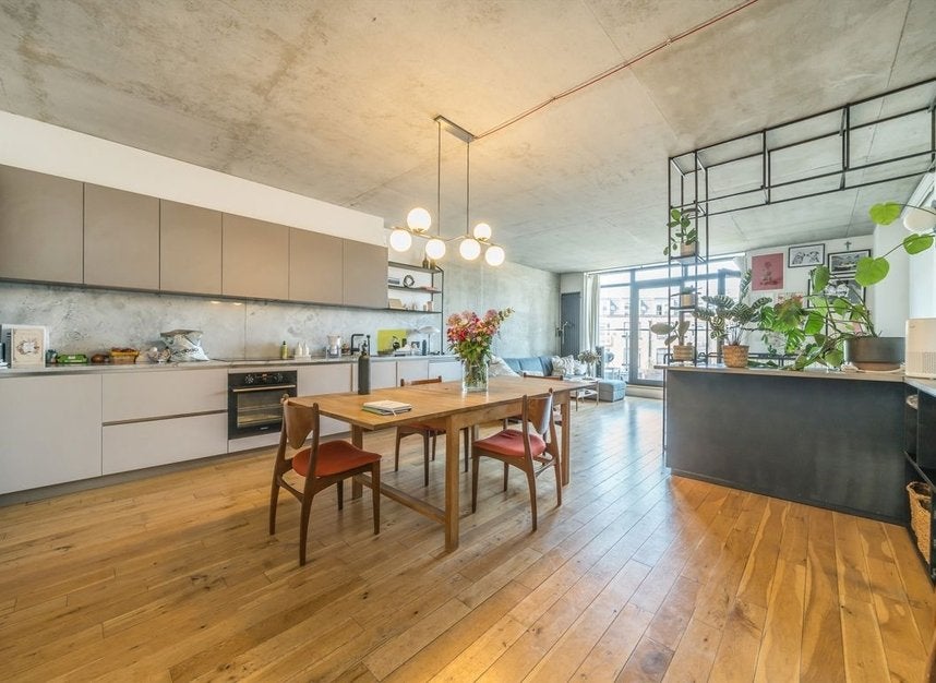 Flat Andrews Road in Greater London