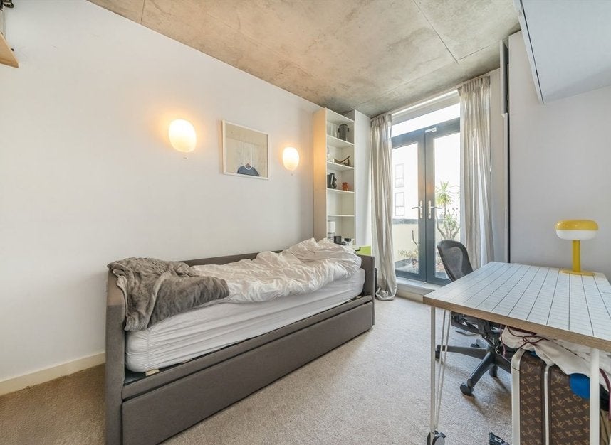 Flat Andrews Road in Greater London