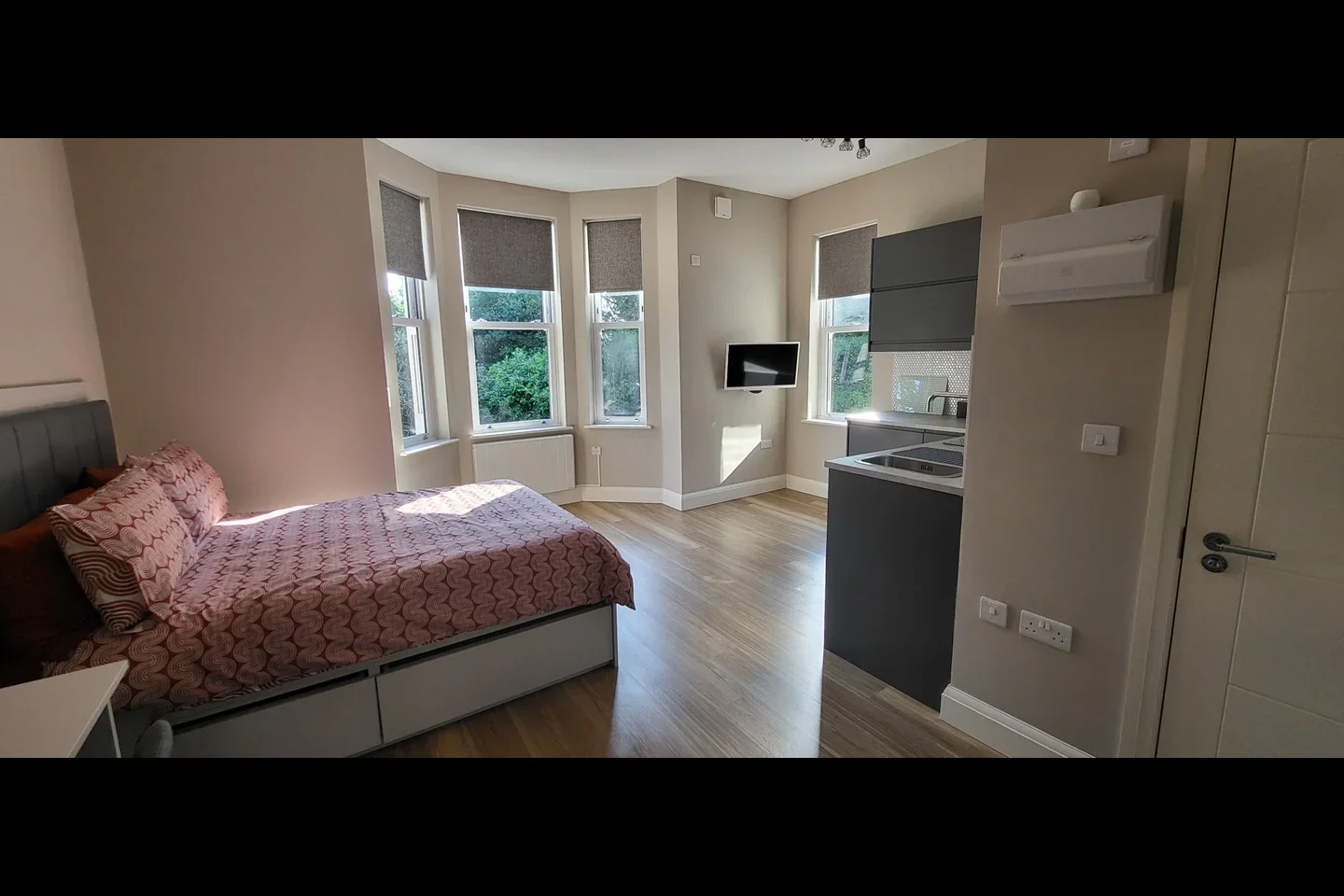 Flat Parkview Way in Epsom and Ewell