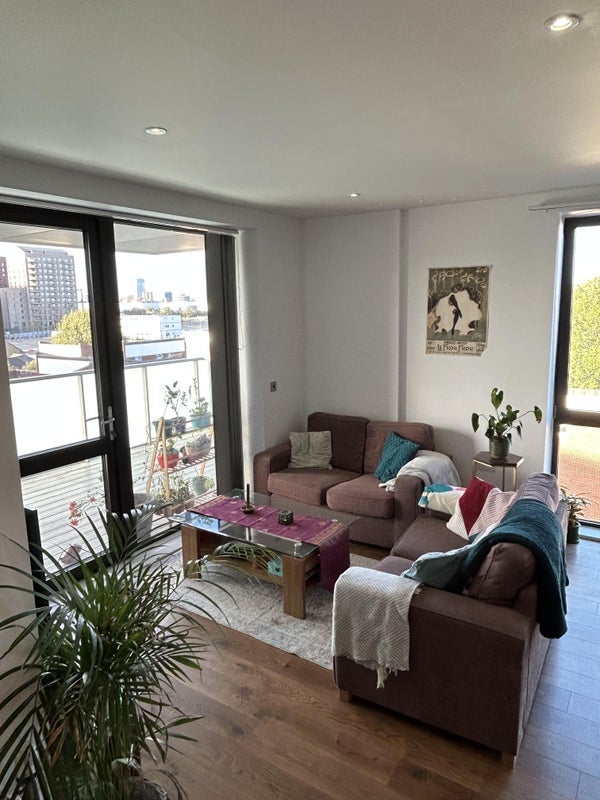 Flat New Village Avenue in Greater London
