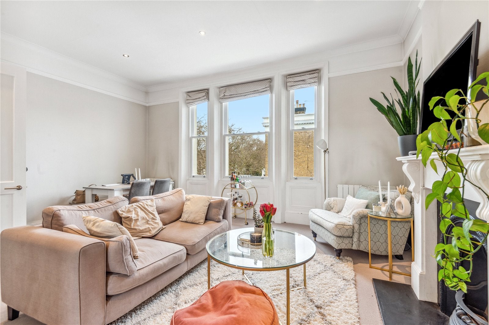 Flat Holland Park Gardens in Greater London