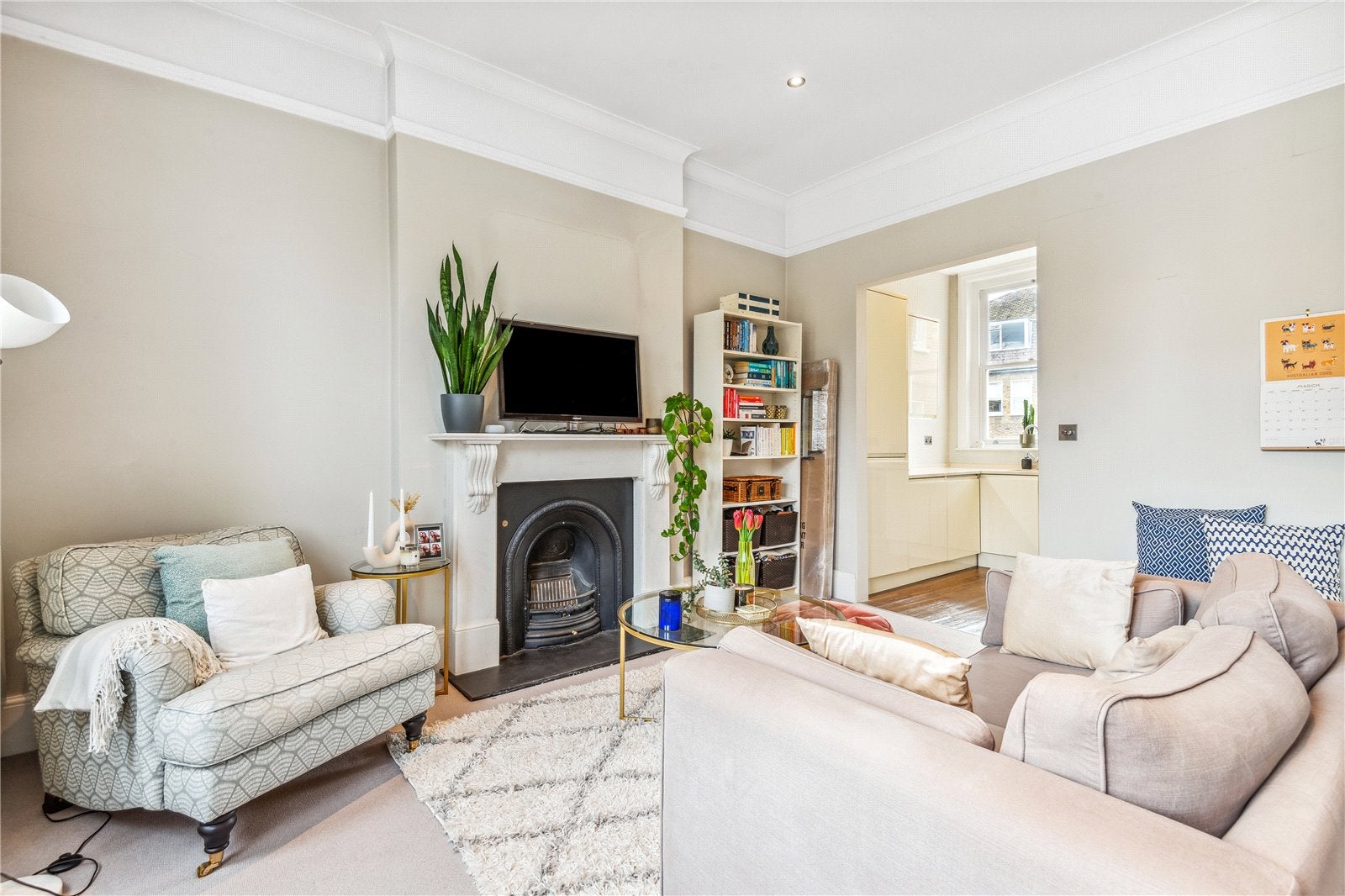 Flat Holland Park Gardens in Greater London