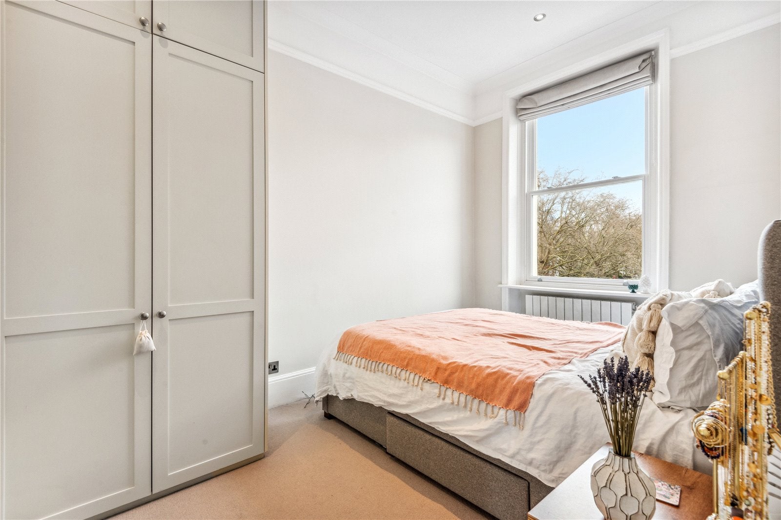 Flat Holland Park Gardens in Greater London