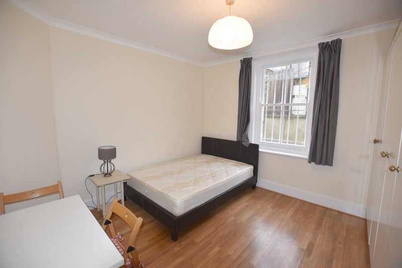 Flat Queen's Club Gardens in Greater London