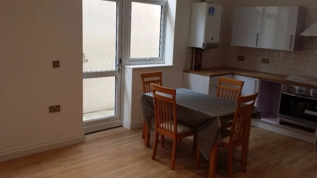 Flat Second Avenue in Greater London