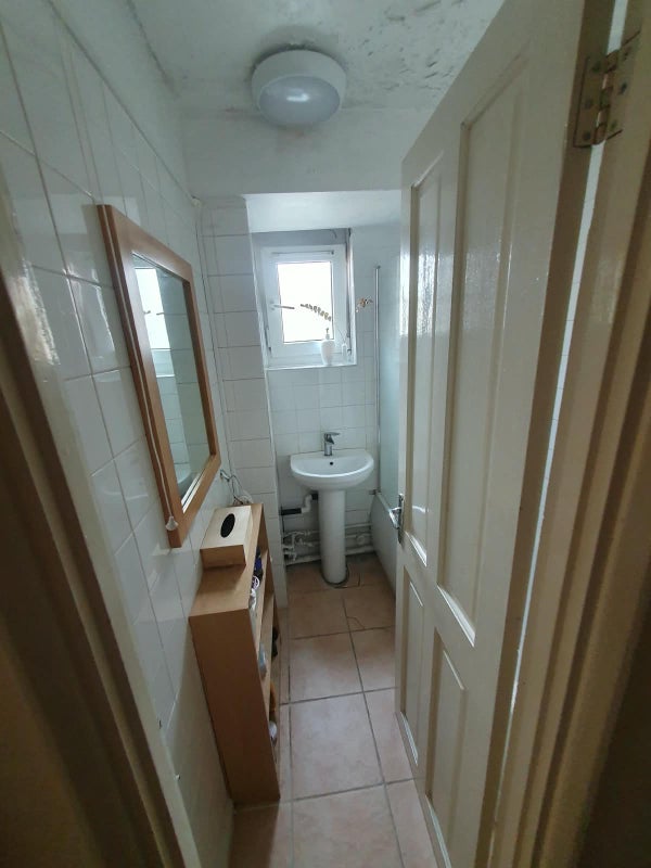 Room Gales Gardens in Greater London
