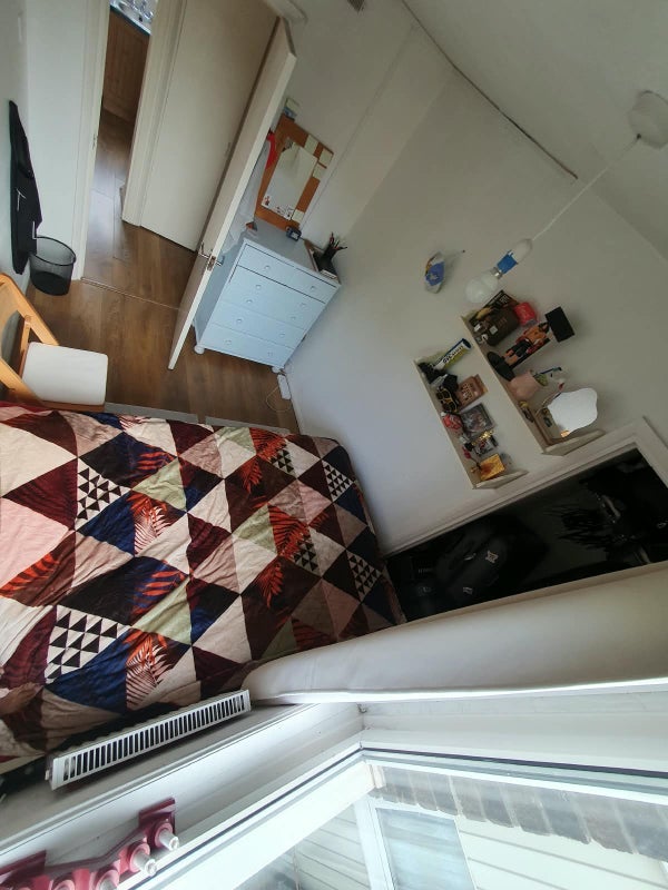 Room Gales Gardens in Greater London