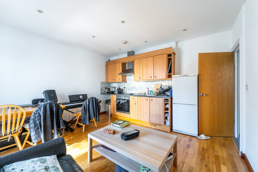 Flat Canfield Place in Greater London