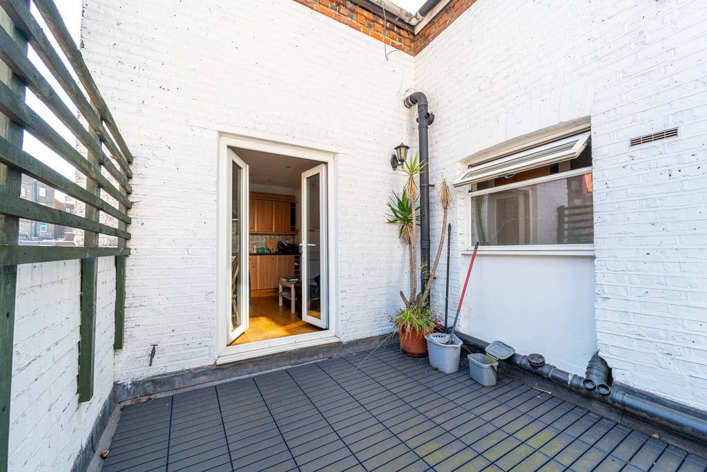 Flat Canfield Place in Greater London