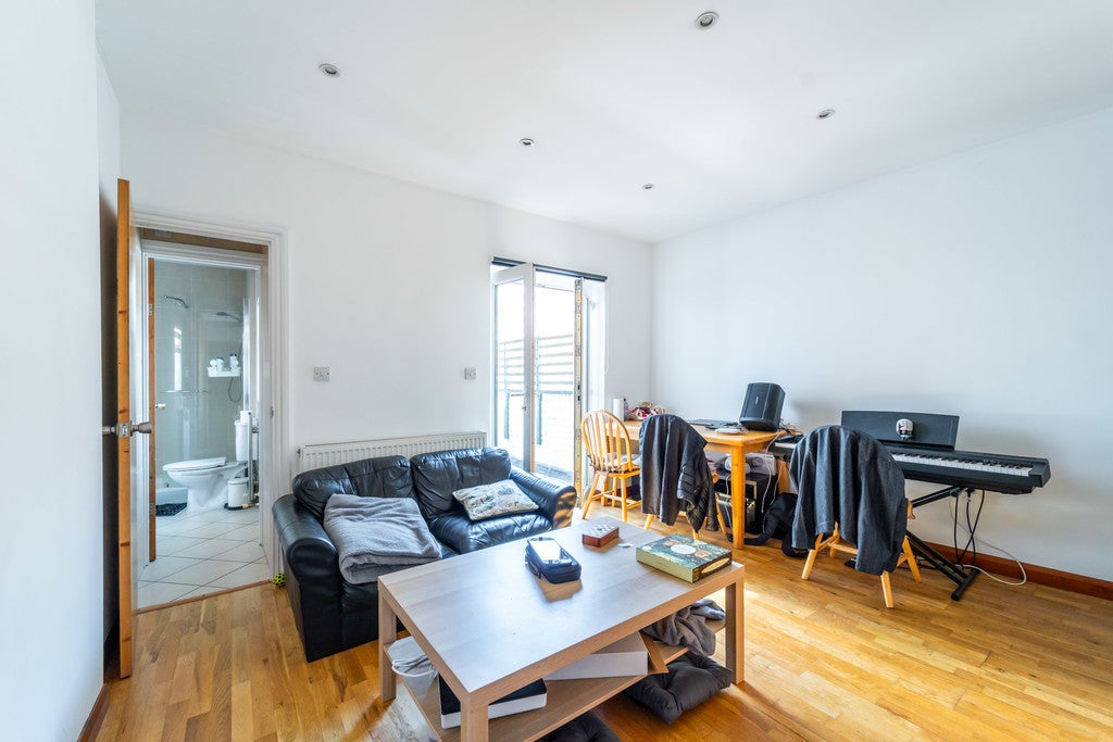 Flat Canfield Place in Greater London