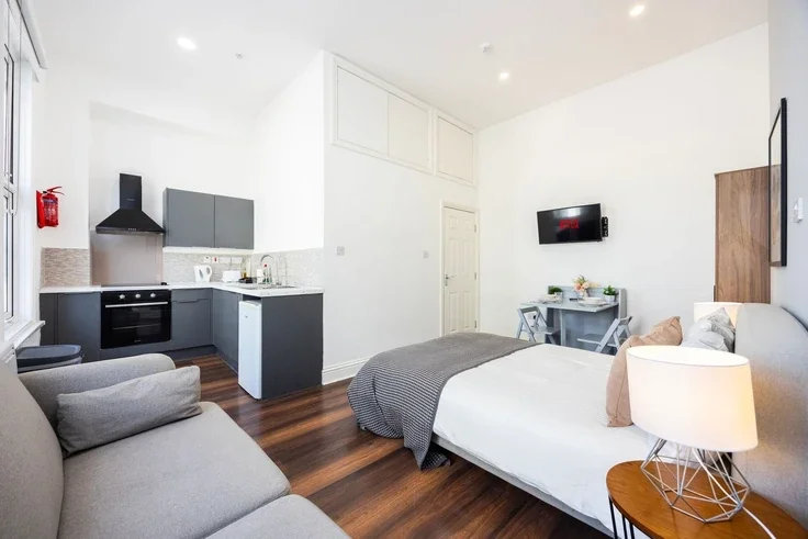 Flat Warwick Road in Greater London