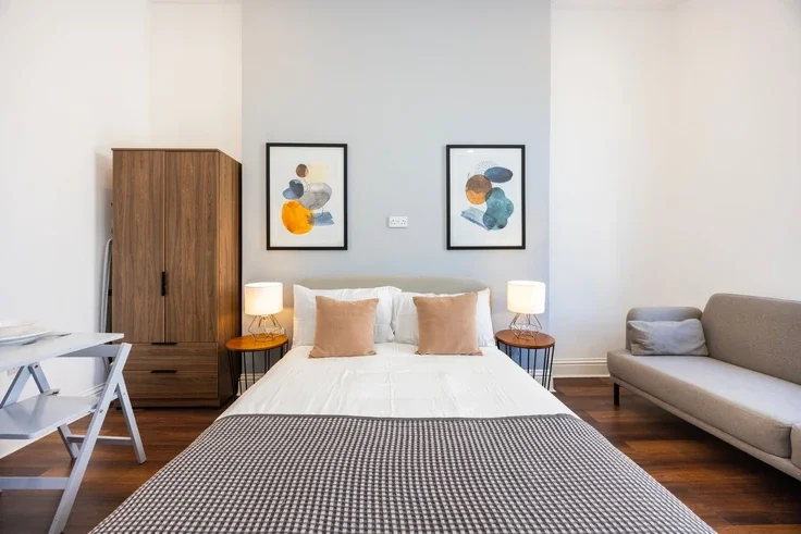 Flat Warwick Road in Greater London