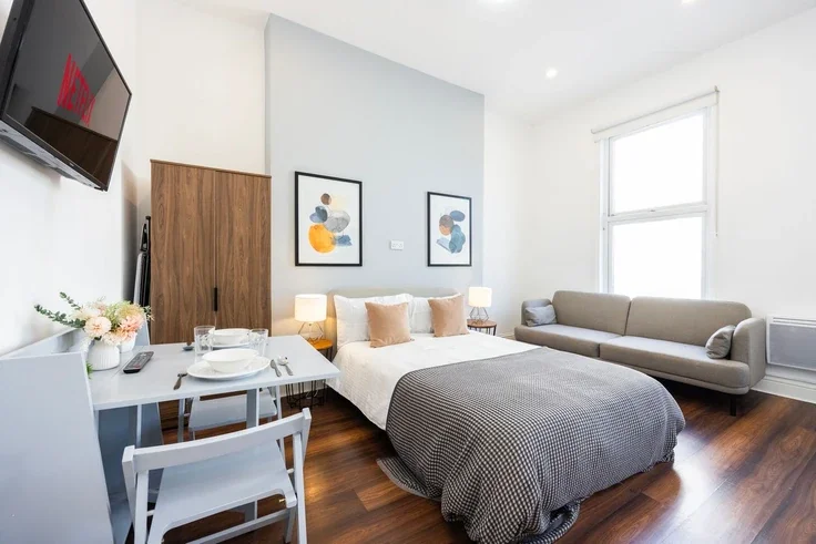 Flat Warwick Road in Greater London