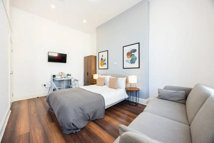 Flat Warwick Road in Greater London