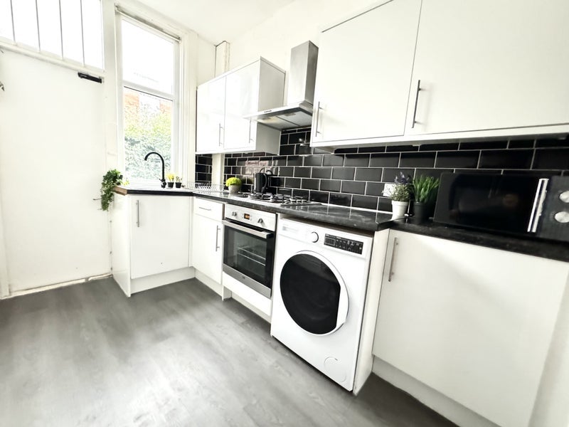 Room Brockley Avenue in Manchester