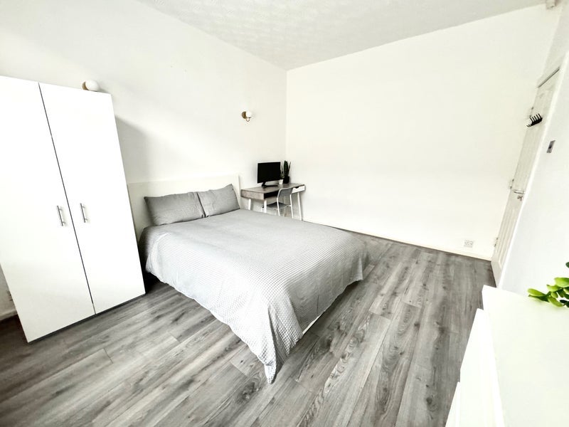 Room Brockley Avenue in Manchester