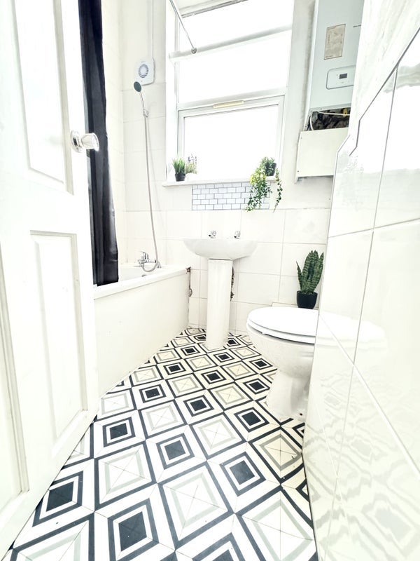 Room Brockley Avenue in Manchester