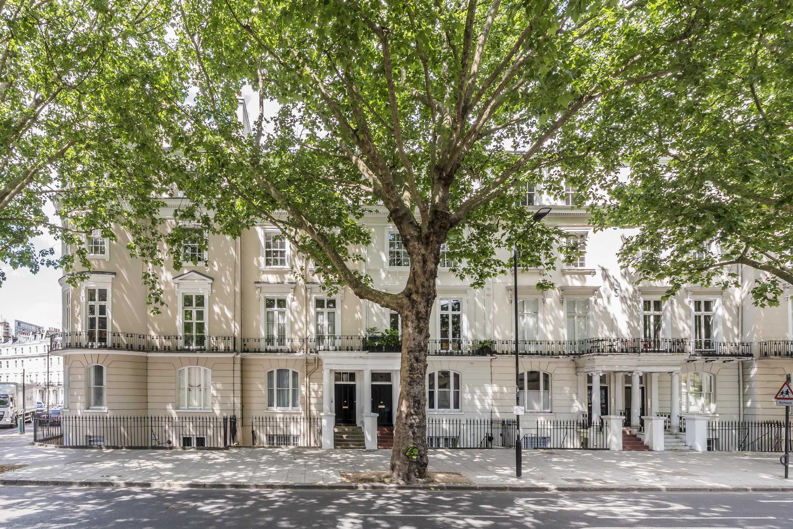 Flat Holland Park Avenue in Greater London