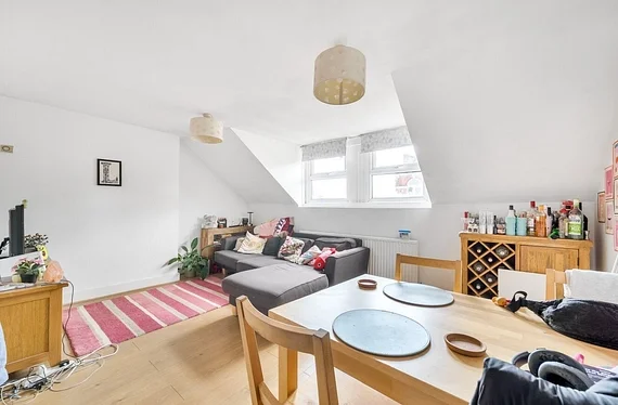 Flat Balham High Road in Greater London