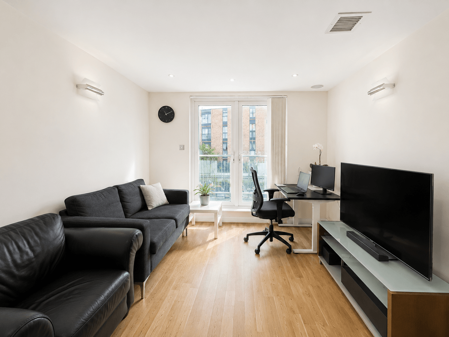 Flat Lyon Road in Greater London