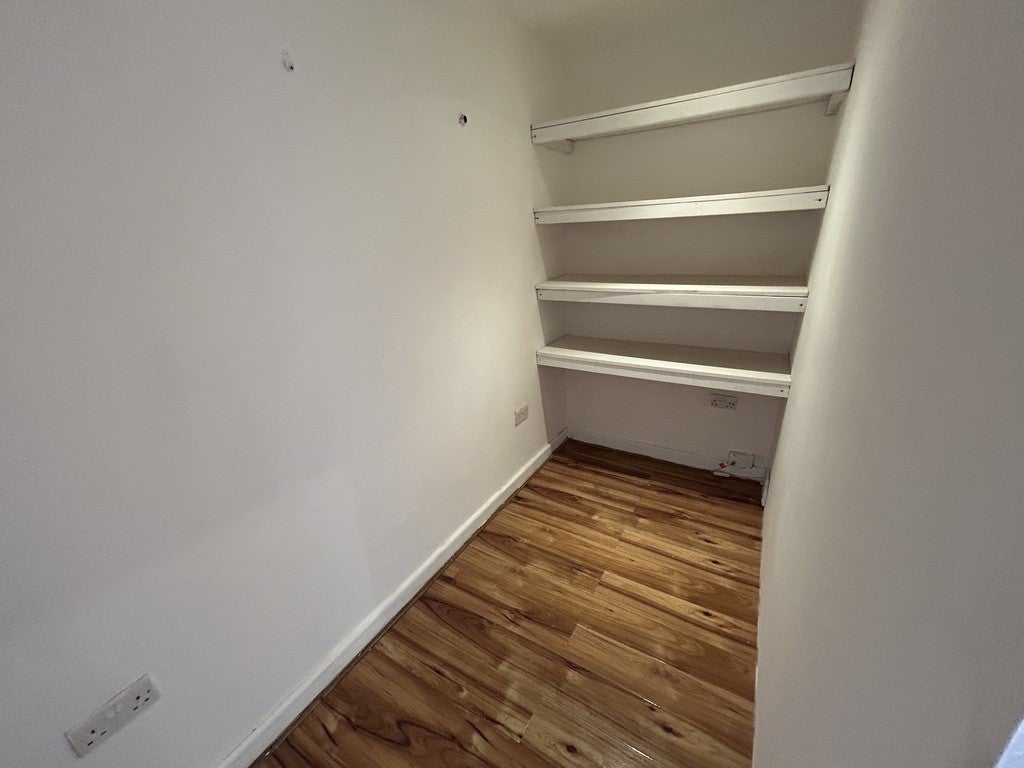Flat New Road in Greater London