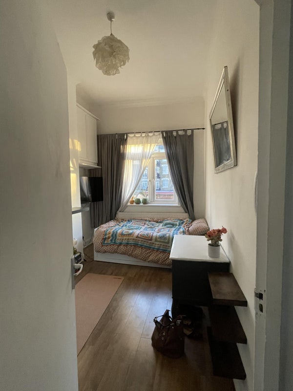 Room Edgware Road in City of Westminster