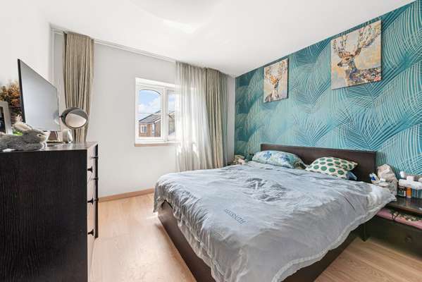 Flat Wheat Sheaf Close in Greater London