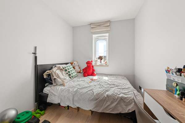 Flat Wheat Sheaf Close in Greater London