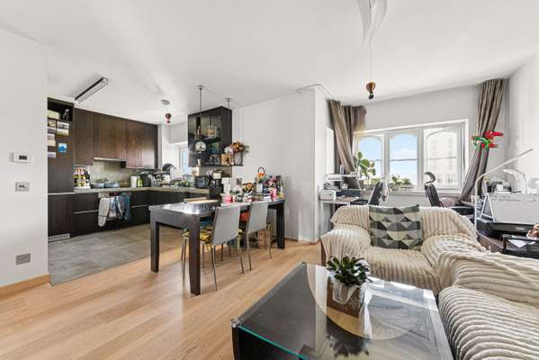 Flat Wheat Sheaf Close in Greater London