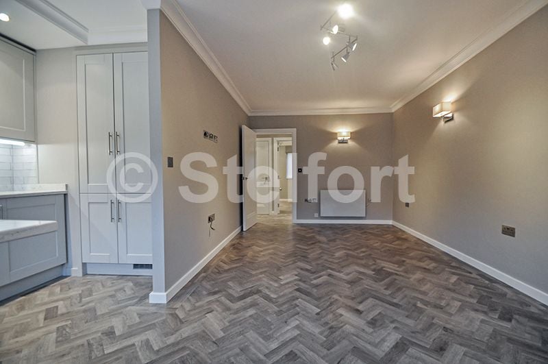 Flat Brownlow Mews in Greater London