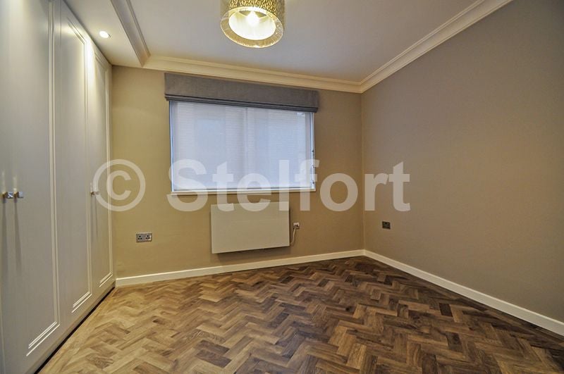 Flat Brownlow Mews in Greater London